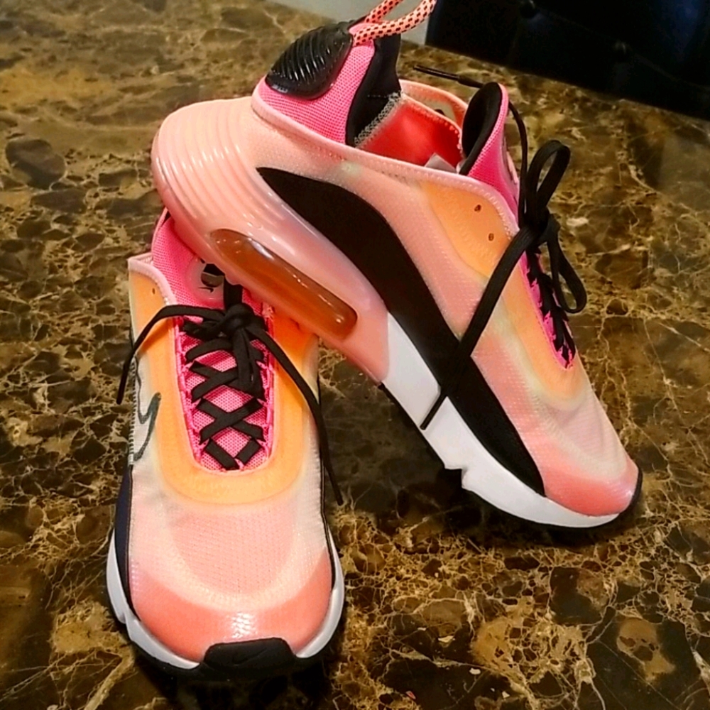 NIKE AIR MAX BRAND NEW